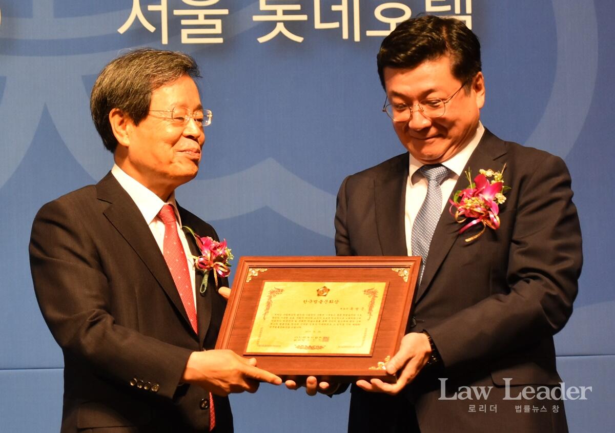 한국법률문화상을 수상한 목용준 변호사와 이찬희 변협회장(우)이 기념촬영을 하고 있다.