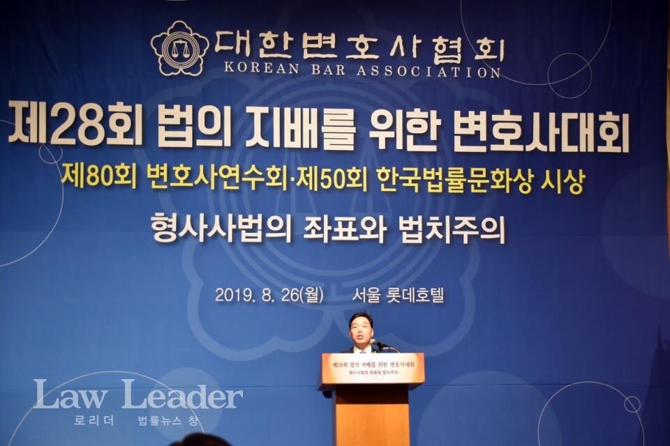 김오수 법무부차관이 박상기 장관을 대신해 축사를 대독하고 있다.