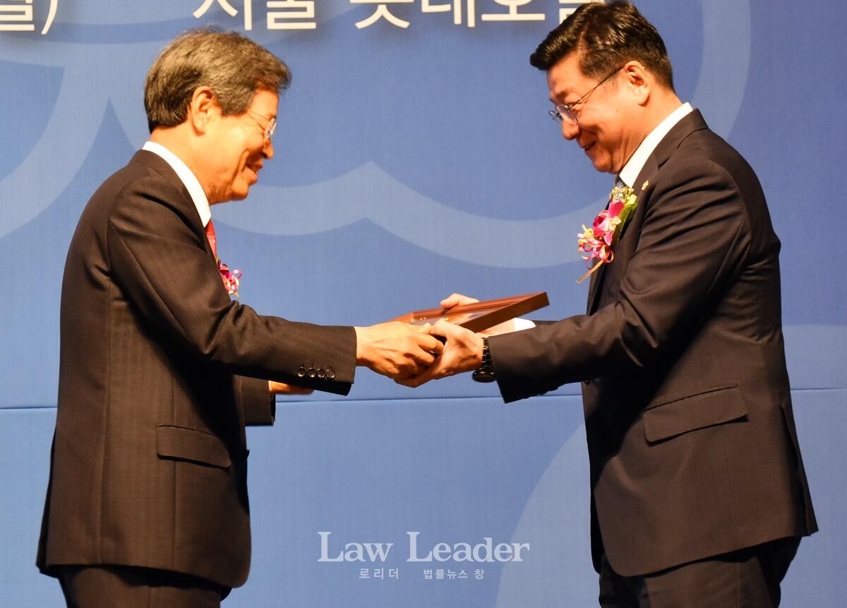 이찬희 변협회장(우)이 목영준 변호사에게 제50회 한국법률문화상을 시상하고 있다.