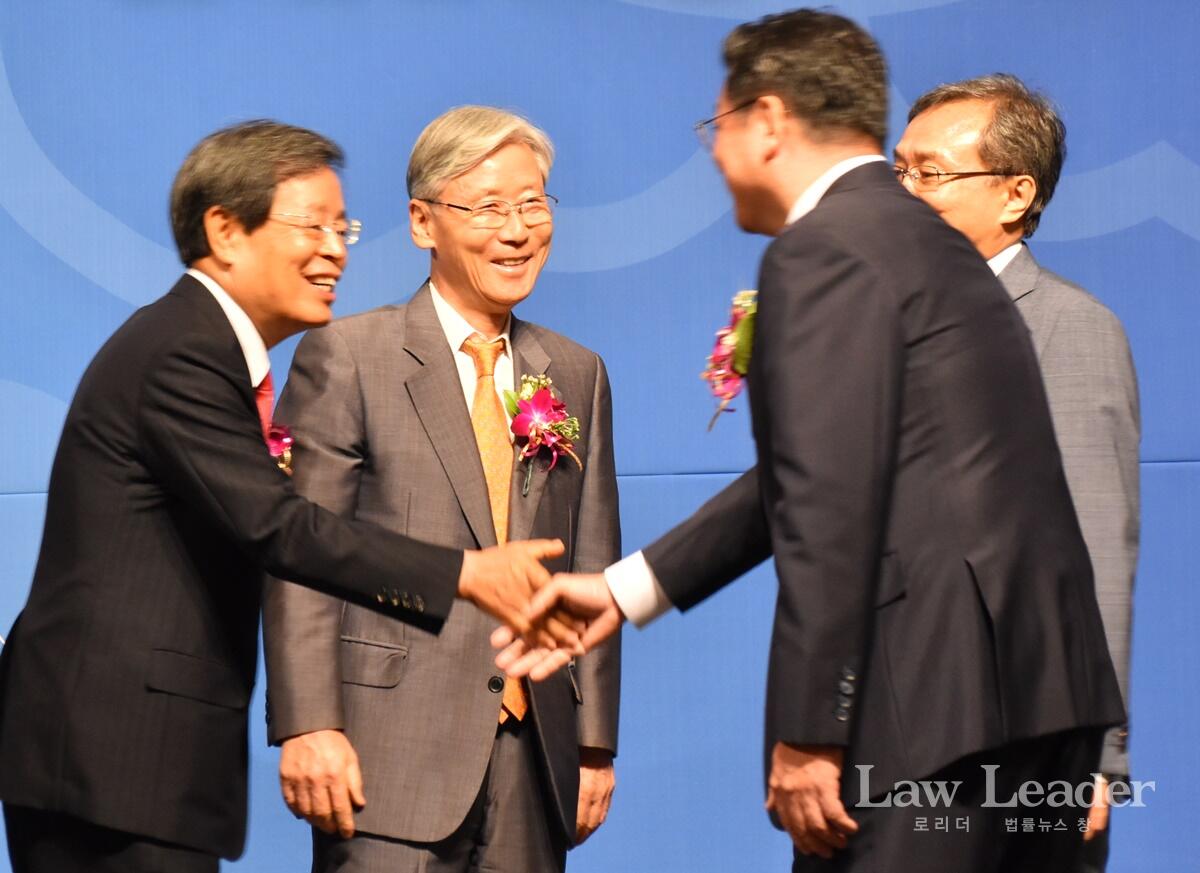 목영준 변호사가 여상규 법사위원장, 이찬희 변협회장, 유남석 헌법재판소장으로부터 축하를 받고 있다.