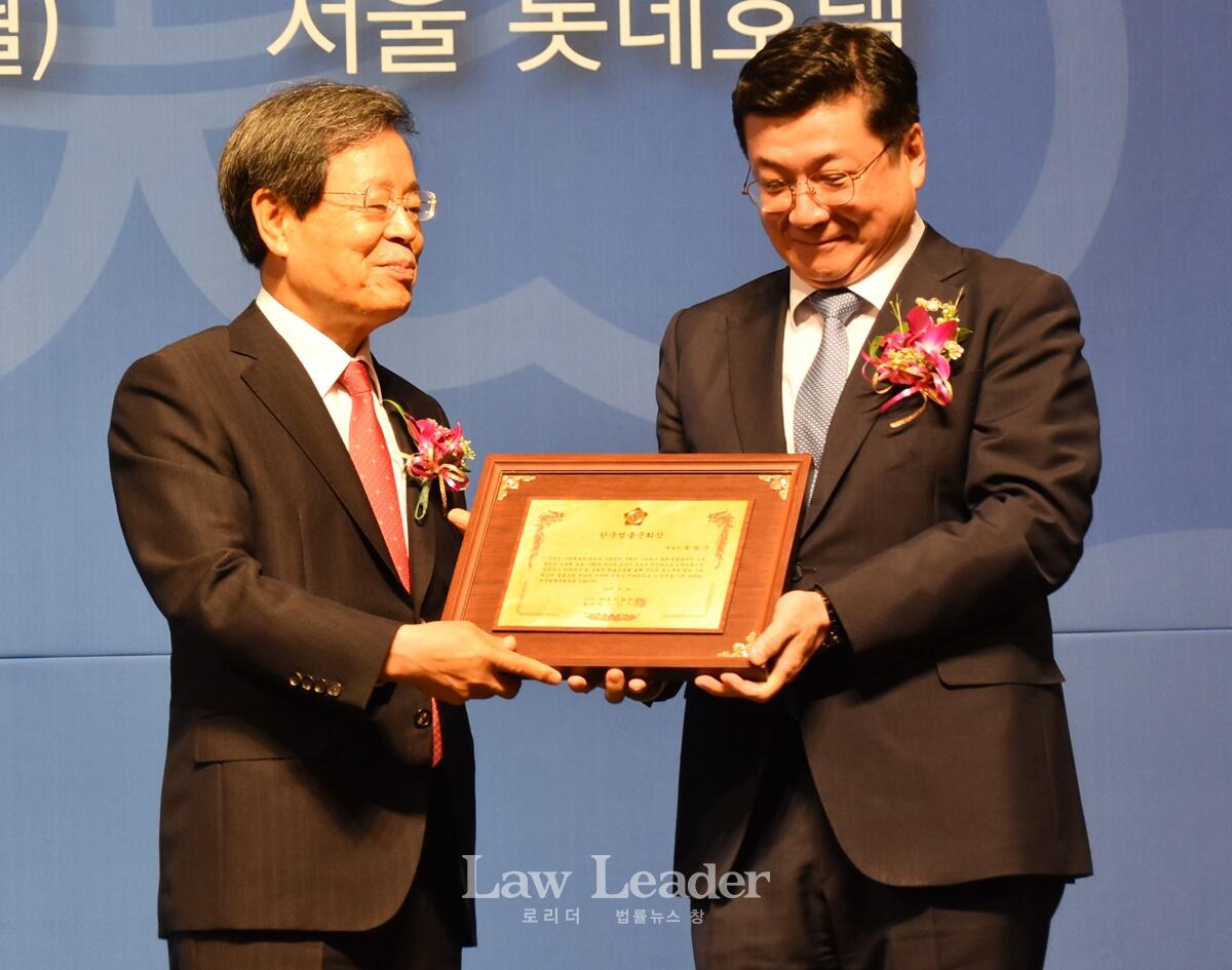 목영준 변호사가 한국법률문화상을 수상했다.