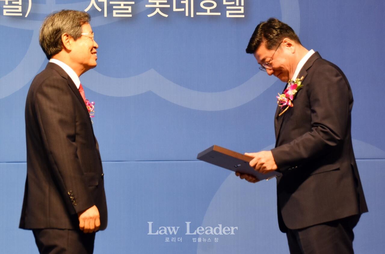 이찬희 변협회장(우)이 목영준 변호사에게 한국법률문화상을 수여하고 있다.
