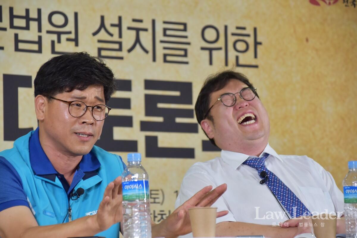 한상균 전 위원장의 얘기에 어이가 없어 큰 웃음을 짓는 김용민 진행자