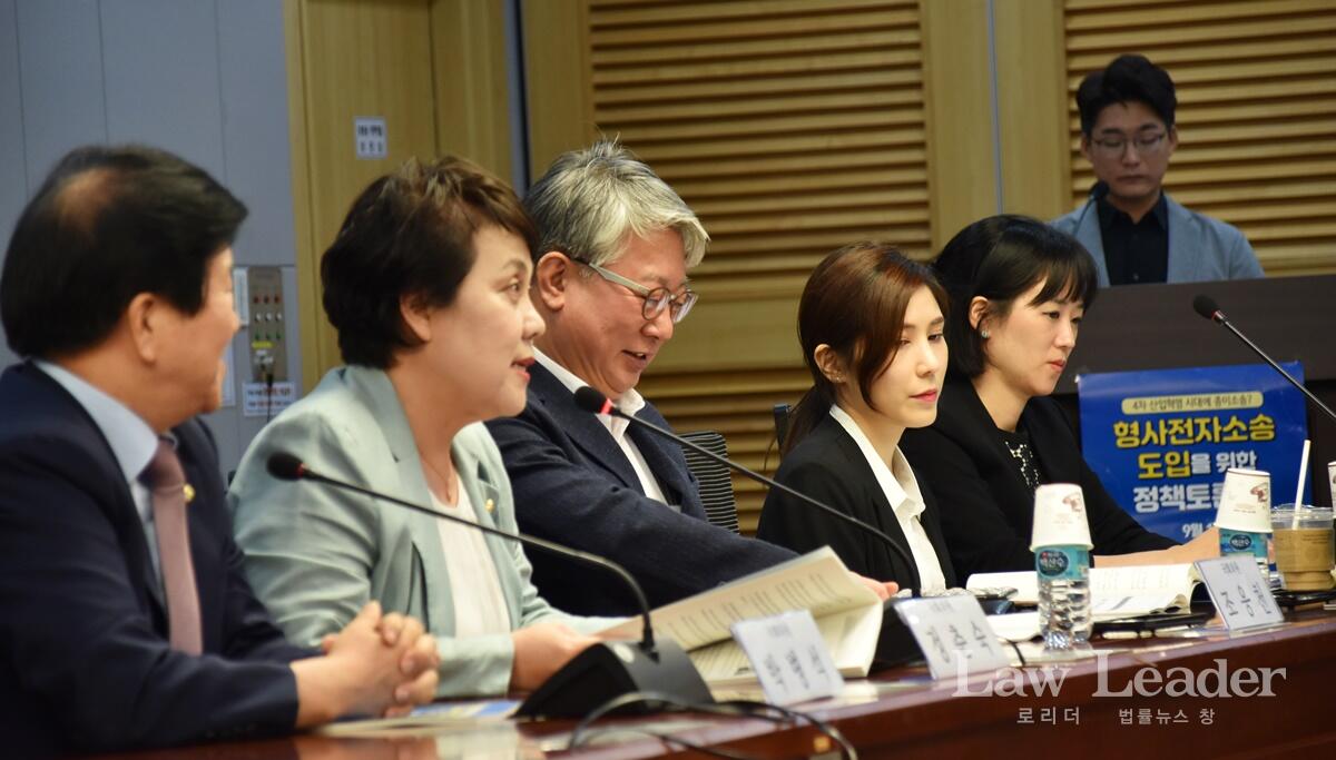 좌측부터 박병석 의원, 정춘숙 의원, 조응천 의원, 박수연 법률신문 기자, 이경화 법무부 형사법제과 검사