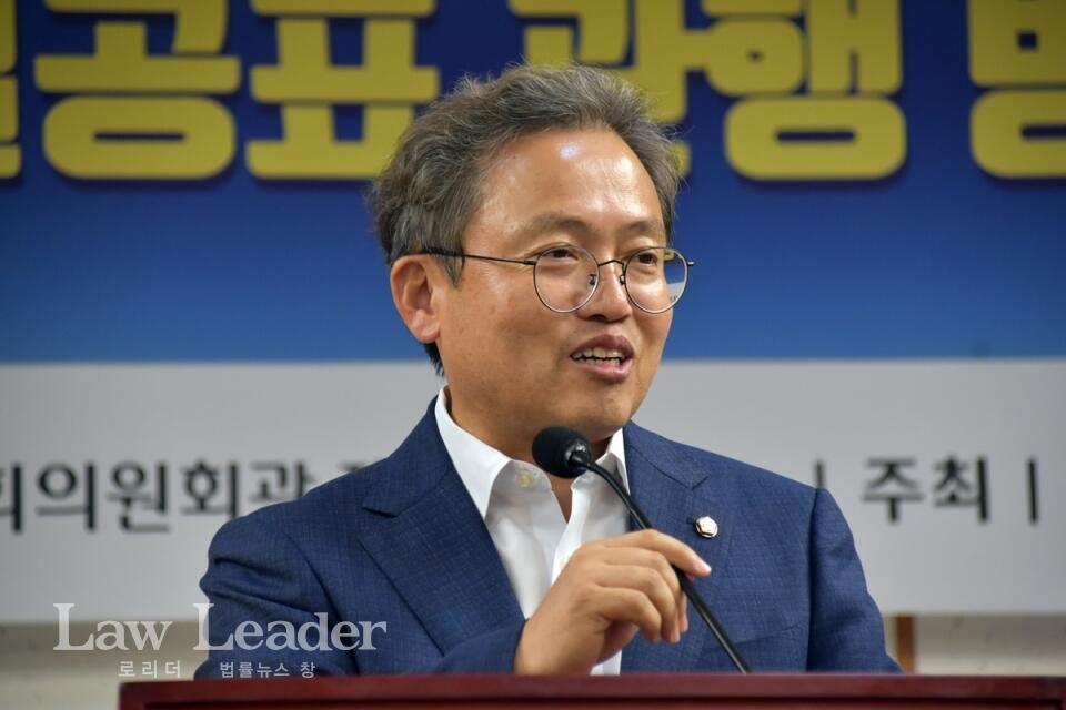 조응천 의원에게 덕담하며 웃는 송기헌 의원