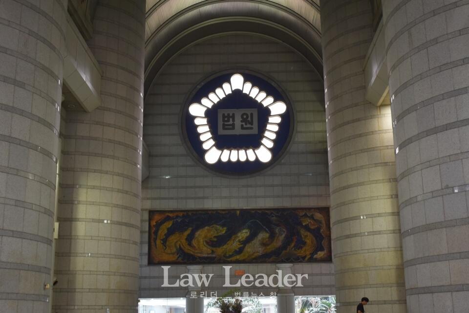 서울고등법원과 서울중앙지법이 있는 서울법원종합청사 로비