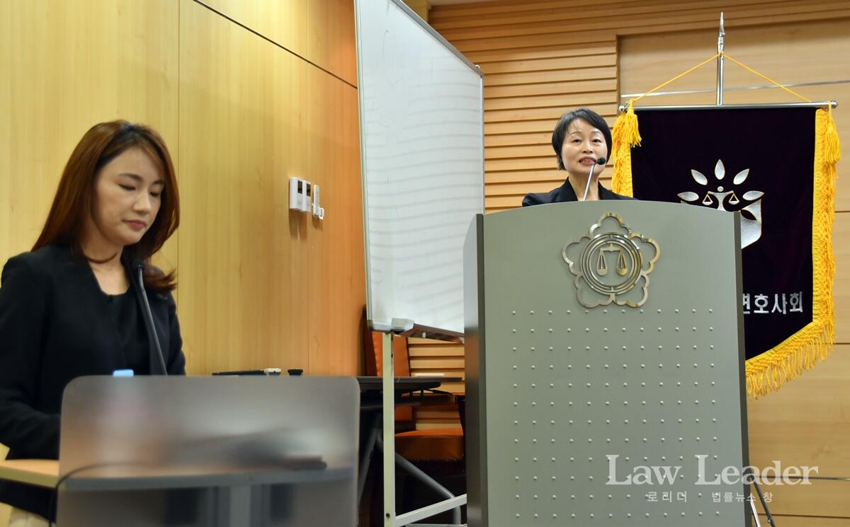 심포지엄 사회를 진행한 안서연 변호사, 조현욱 회장이 환영사를 하고 있다. 