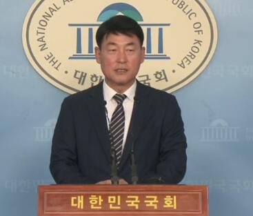 황영철 자유한국당 국회의원이 31일 대법원 판결 직후 국회 정론관에서 기자회견을 하고 있다.