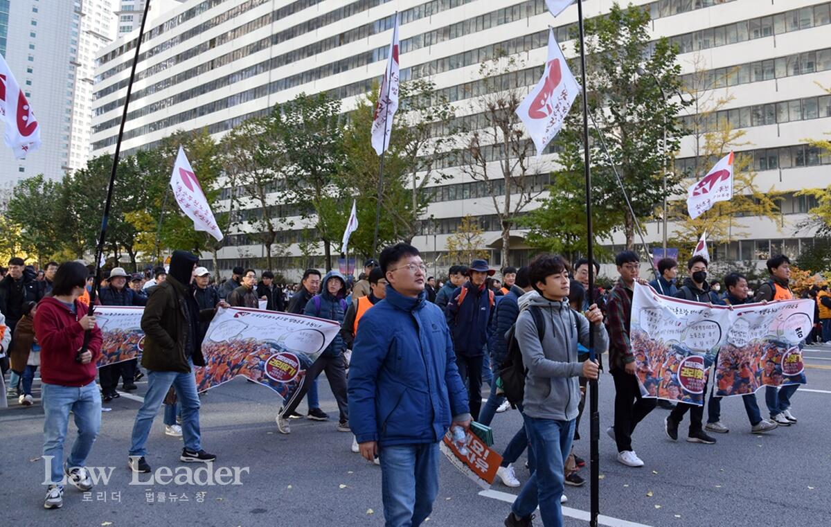 행진하는 법원공무원들