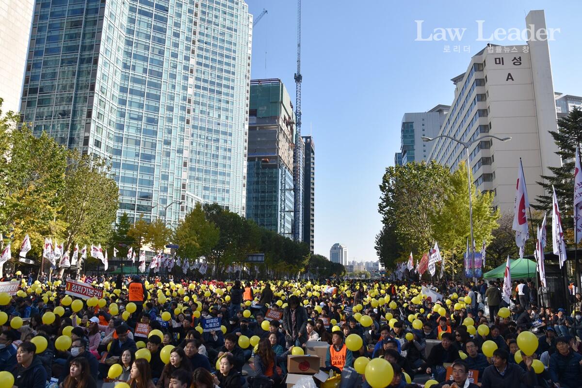 공무원대회 참석자들이 노란 풍선을 흔들고 있다.