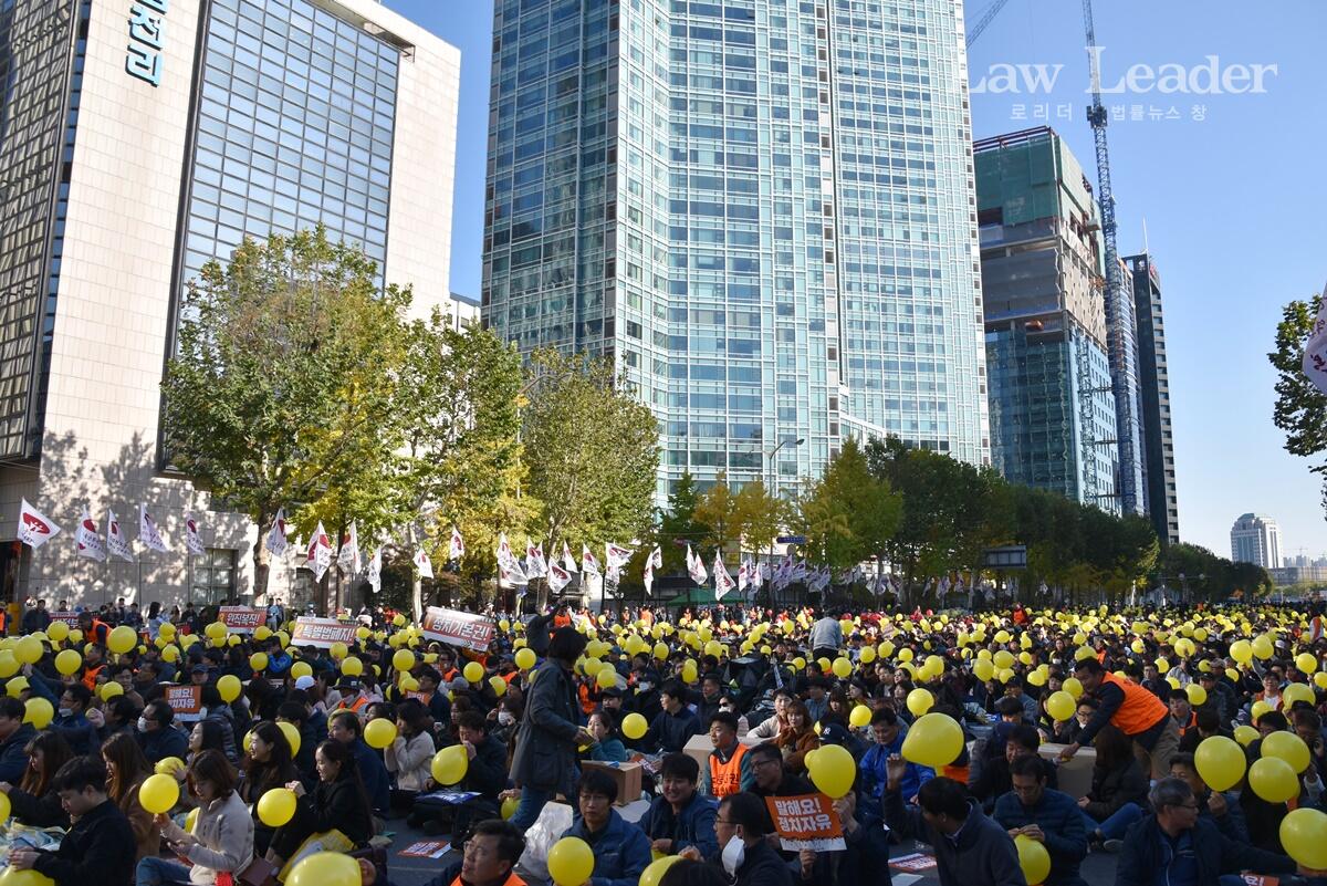 공무원대회 참석자들이 노란풍선을 흔들고 있다.