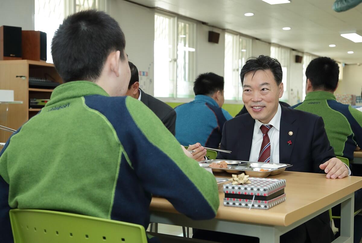 김오수 법무부 장관 직무대행이 2일 춘천소년원을 방문해 소년원생과 식사를 하며 대화를 나누고 있다. / 사진=법무부