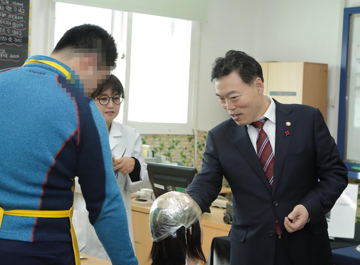 김오수 법무부 장관 직무대행이 2일 춘천소년원을 방문하여 수업을 참관하고 있다
