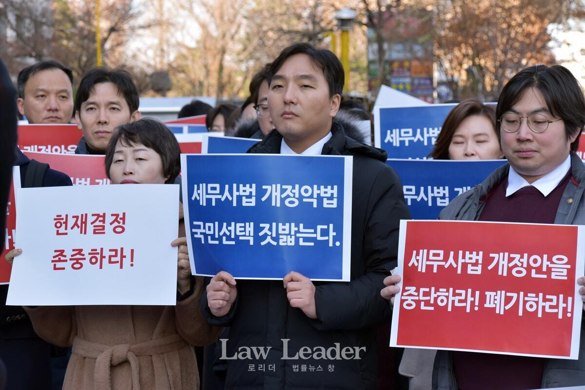 왼쪽이 조현욱 한국여성변호사회 회장
