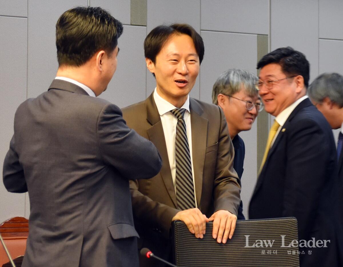 토론회 내내 진지하다가 토론회가 끝난 뒤에야 김종민 의원, 이찬희 변협회장 등과 인사를 나누며 웃는 이탄희 변호사