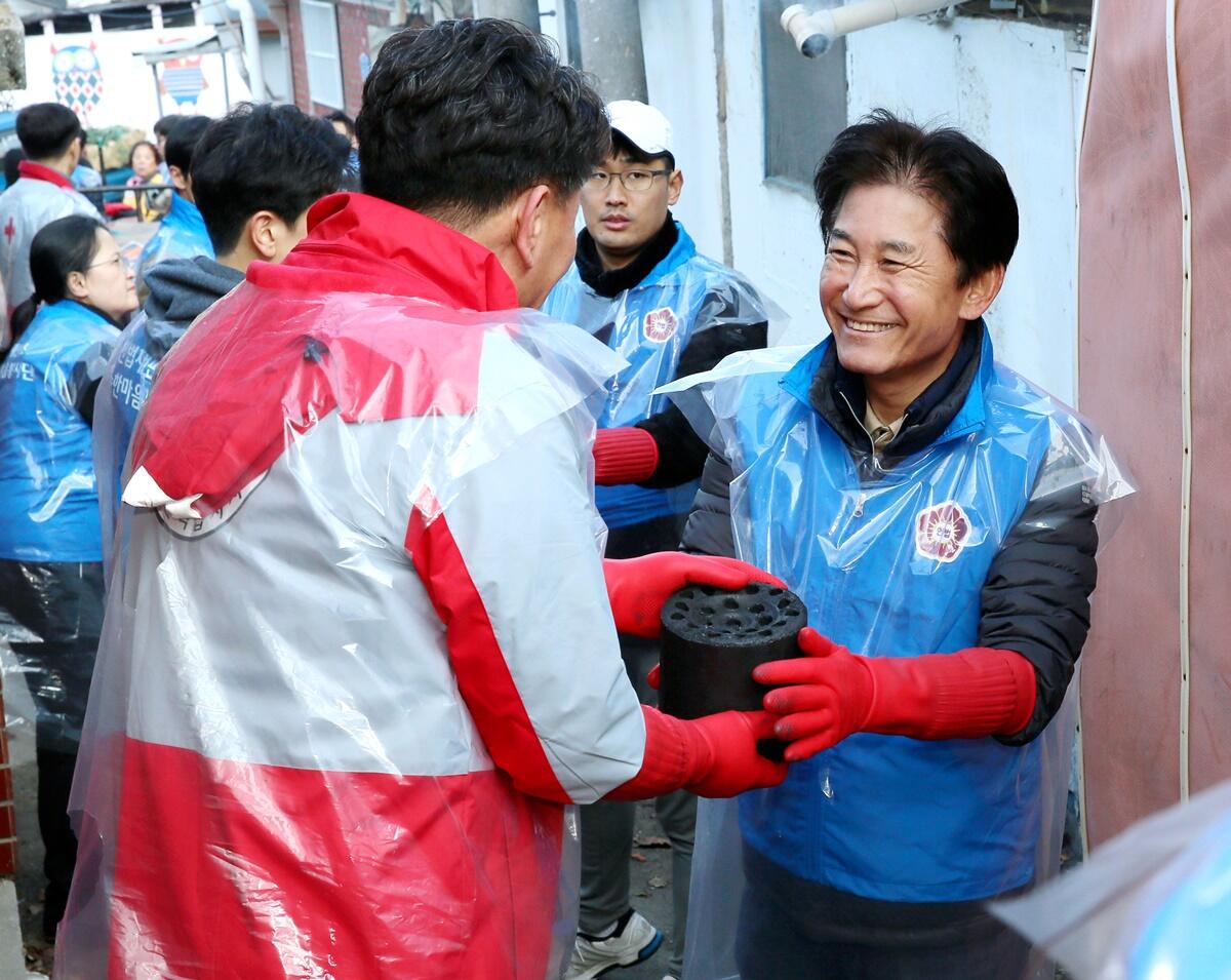 박종문 헌법재판소 사무처장이 직원들과 함께 ‘사랑의 연탄 나눔’ 행사에 참여해 봉사활동을 하고 있다.