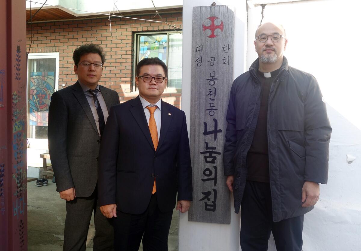 박종우 서울지방변호사회장(가운데)이 연말을 맞아 나눔 문화를 실천하고 있다.