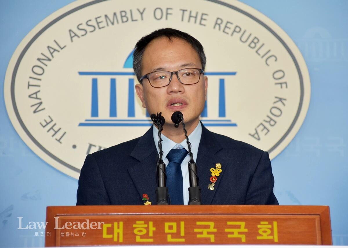 박주민 더불어민주당 국회의원이 3일 국회 정론관에서 기자회견하는 모습