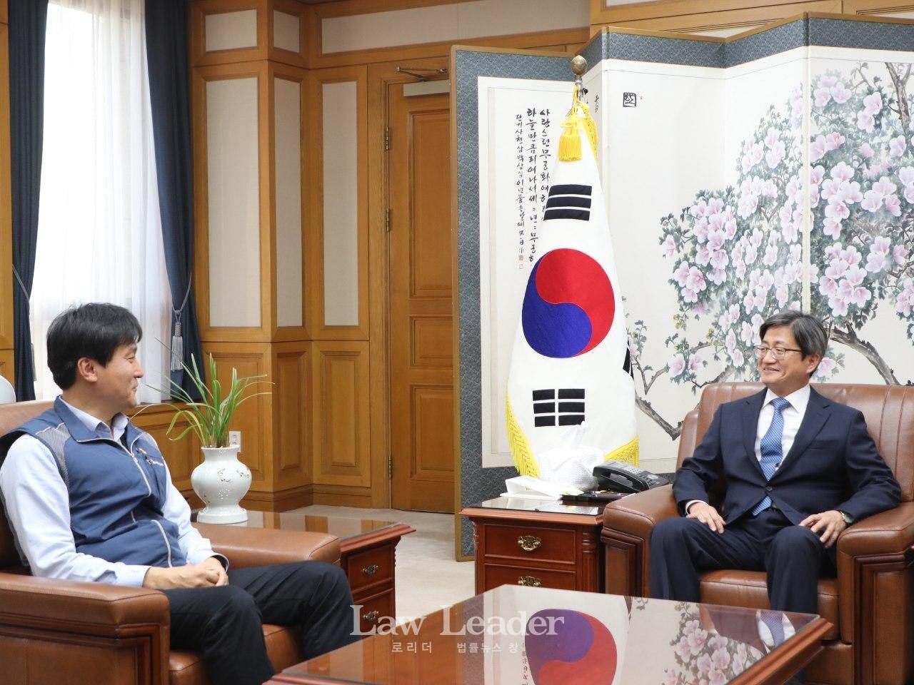 전호일 공무원노조위원장과 김명수 대법원장