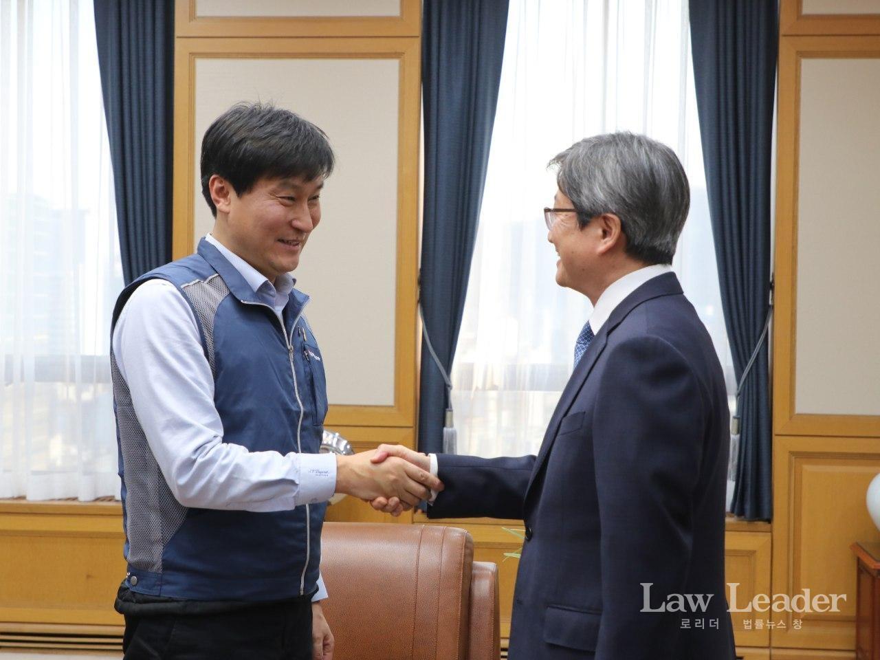 전호일 공무원노조위원장 당선자와 김명수 대법원장