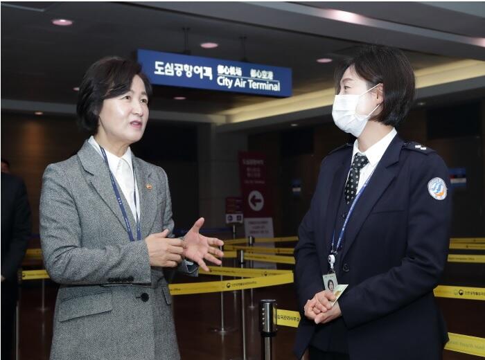 추미애 법무부장관이 지난 1월 22일 인천국제공항을 방문해 출입국심사 및 감염병 검역 상황을 점검했다. / 사진=법무부
