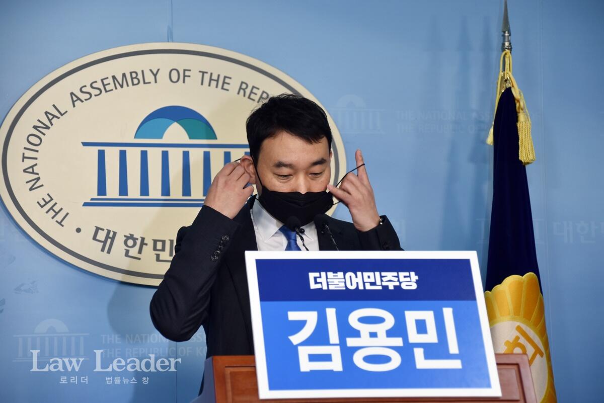 기자회견에 앞서 마스크를 벗는 김용민 변호사. 이날 국회는 마스크를 착용하지 않은 외부인들은 국회 출입을 제한했다.