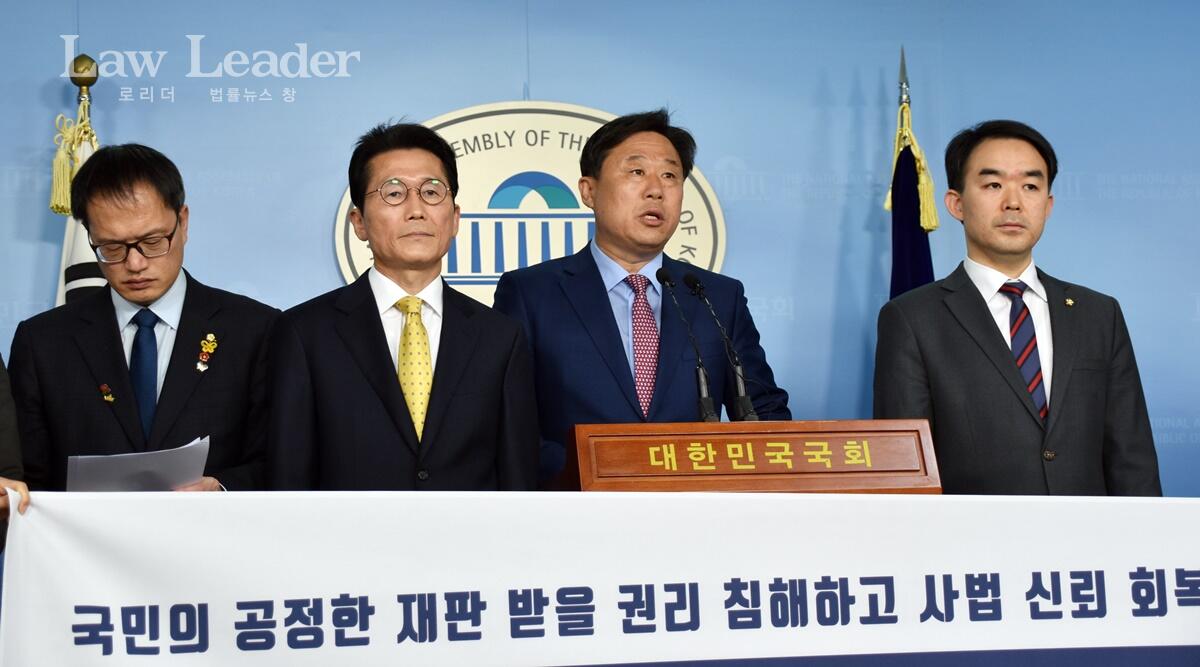 박주민 더불어민주당 의원, 윤소하 정의당 의원, 김종훈 민중당 의원, 채이배 바른미래당 의원