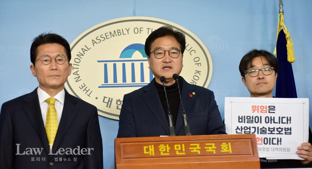윤소하 의원, 우원식 의원, 기자회견 사회를 진행한 반올림 이상수 활동가