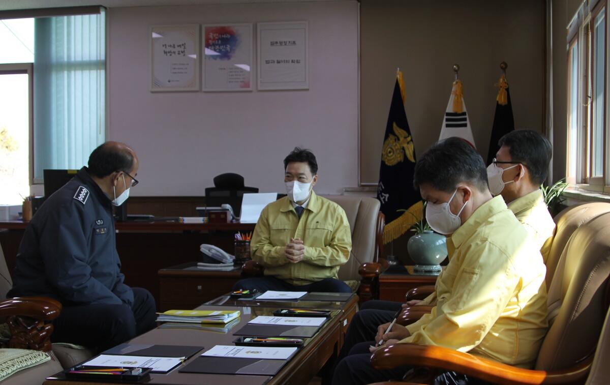 1. 김오수 법무부 차관(가운데)이 2일 ‘김천소년교도소’를 방문해 관계자로부터 현황을 보고 받고 있다. / 사진 =법무부