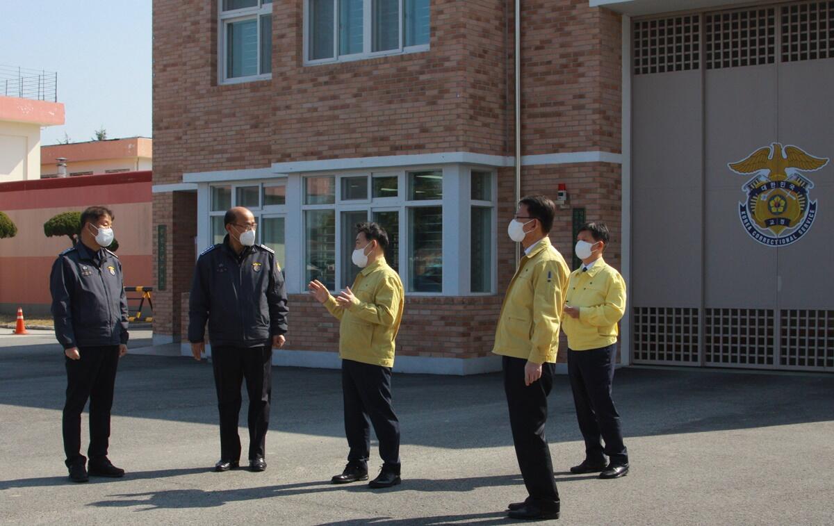 김오수 법무부 차관(가운데)이 2일 ‘김천소년교도소’를 방문, 보안청사앞에서 관계자들에게 코로나19 확산방지관련 당부하고 있다.  / 사진=법무부