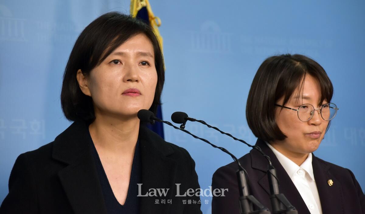규탄발언하는 박정은 참여연대 사무처장과 추혜선 국회의원