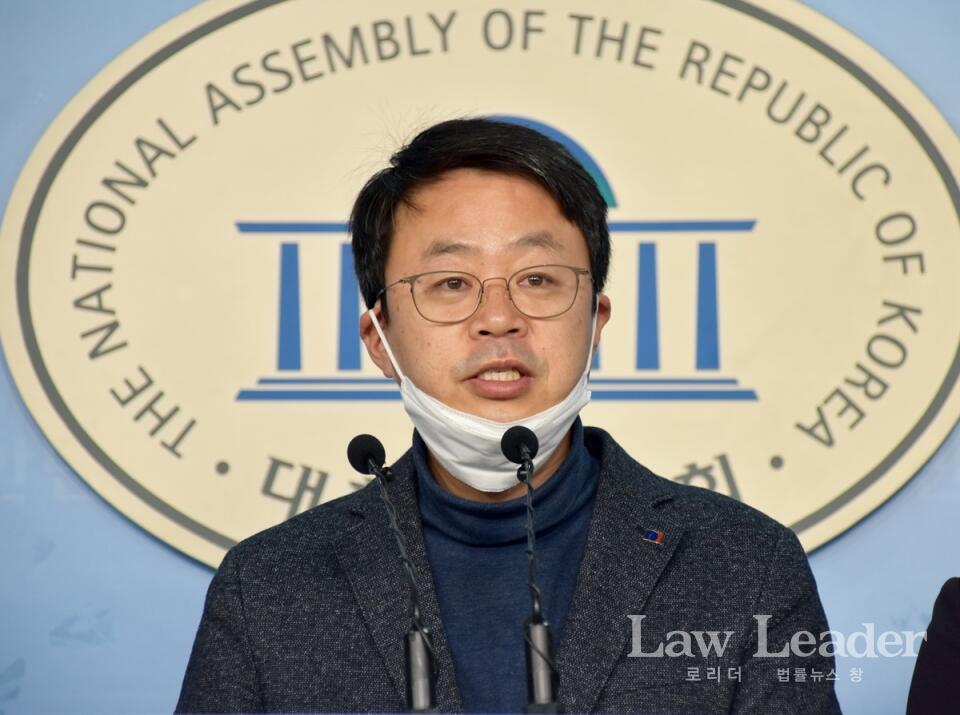 규탄발언하는 박홍배 전국금융산업노조 위원장