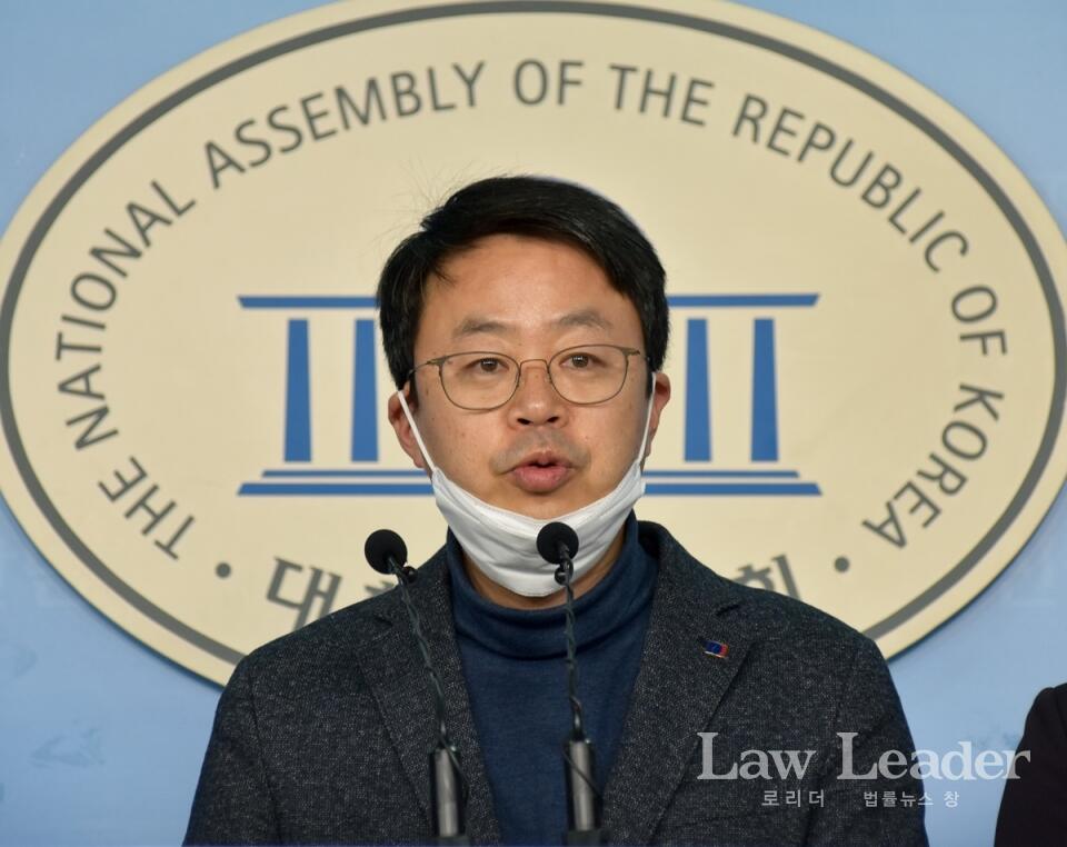 규탄발언하는 박홍배 전국금융산업노조 위원장