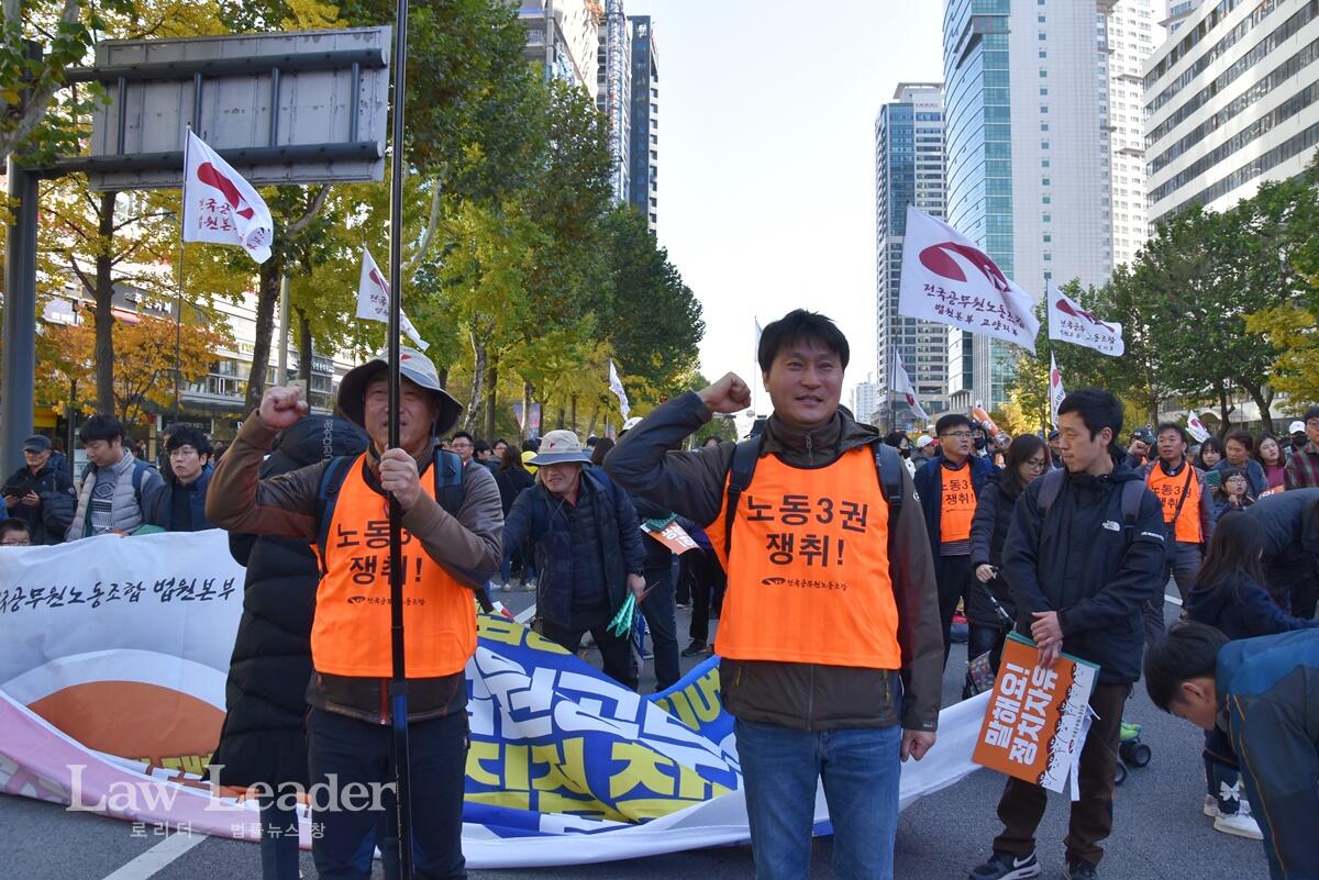 전호일 전국공무원노조위원장이 2019년 11월 서울 여의도역 인근에서 열린 ‘권리찾기 공무원대회’에서 동료 법원공무원들과 투쟁 행진을 벌이던 모습.