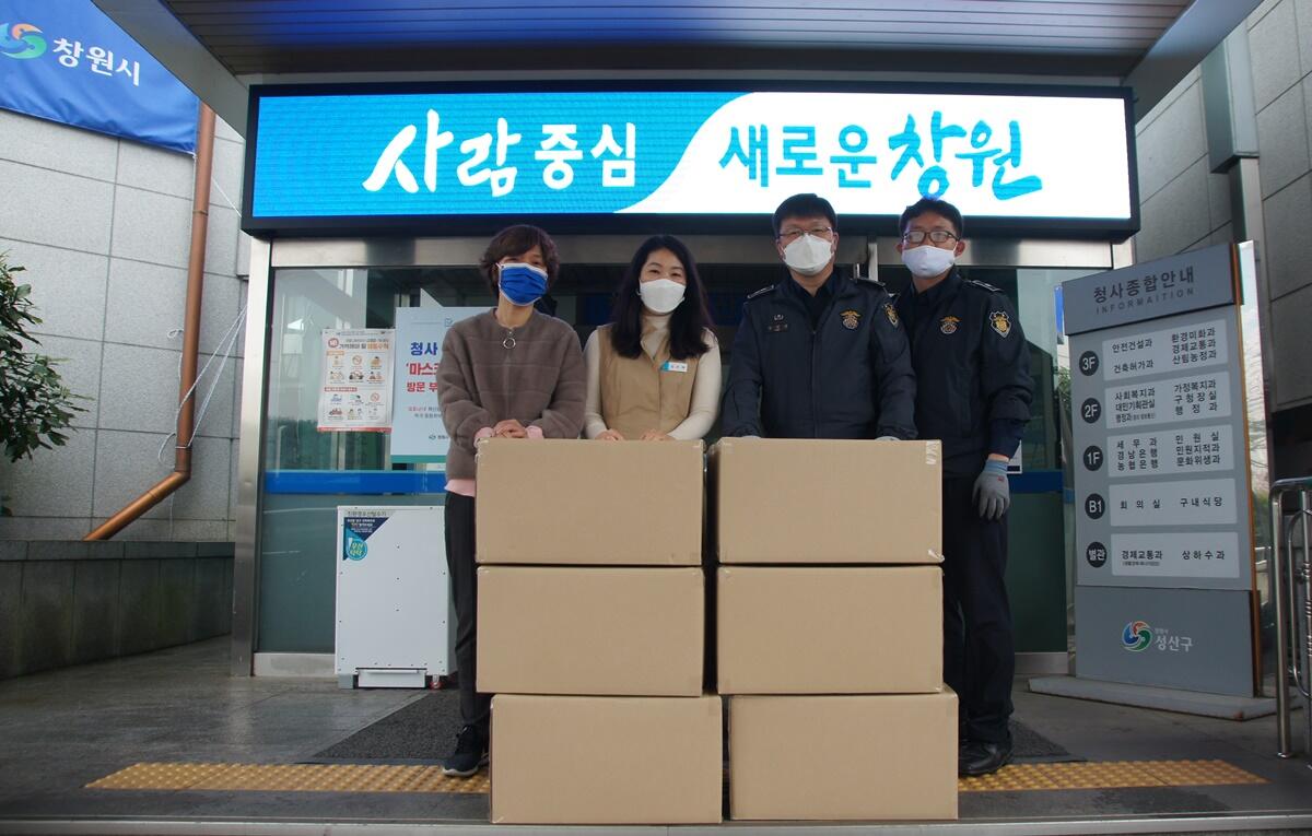 부산교도소 직업훈련과 직원들이 창원시 성산구청에 마스크를 직접 전달했다. / 사진=부산교도소