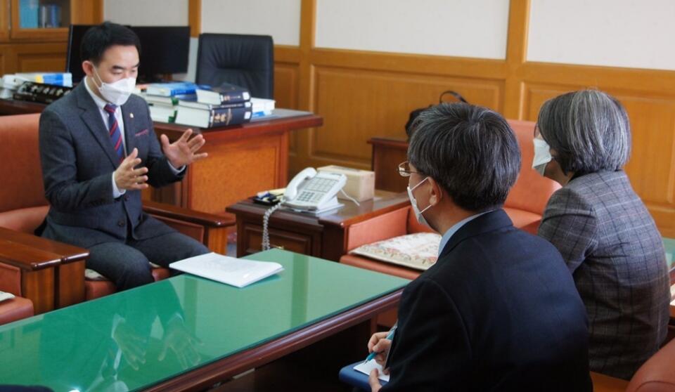 채이배 의원이 김영란 양형위원장에게 설명하고 있다. / 사진=채이배 의원 페이스북