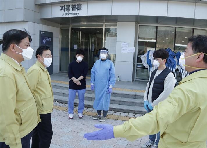 김오수 법무부 차관(왼쪽 두 번째)이 31일 법무연수원을 방문해 생활관(해외입국자 격리동)에 근무하는 정부합동지원단 직원을 격려하고 있다. / 사진=법무부