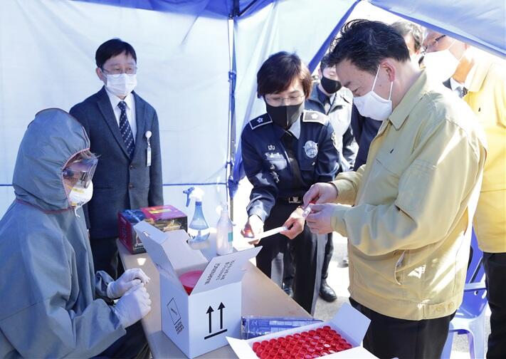 김오수 법무부 차관(오른쪽)이 31일 경기도 화성 소재 화성직업훈련교도소 선별진료소에서 코로나 진단키트를 살펴보고 있다. / 사진=법무부