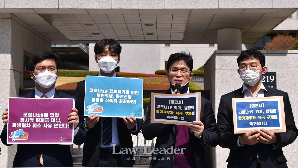 좌측부터 김남주 변호사, 활동가, 백주선 변호사, 권호현 변호사