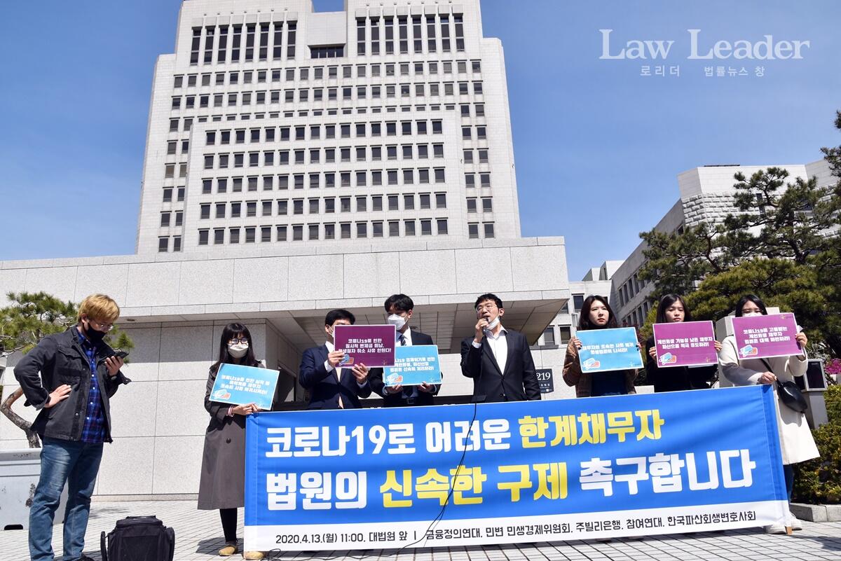발언하는 참여연대 권호현 변호사
