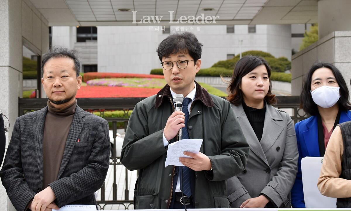 황도수 경실련 상임집행위원장, 양홍석 변호사, 활동가들