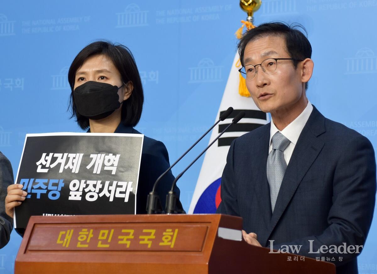 김호철 민변 회장(우)과 박정은 참여연대 사무처장