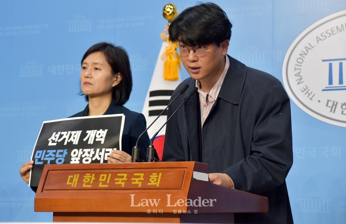 박정은 참여연대 사무처장, 기자회견을 진행하는 민변 김준우 변호사
