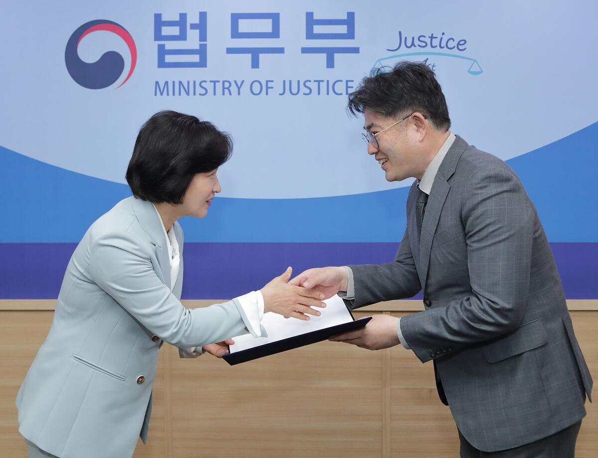 추미애 장관이 23일 과천정부청사에서 김기남 한국소년보호협회 신임 이사장에게 임명장을 수여하고 있다. / 사진 =법무부