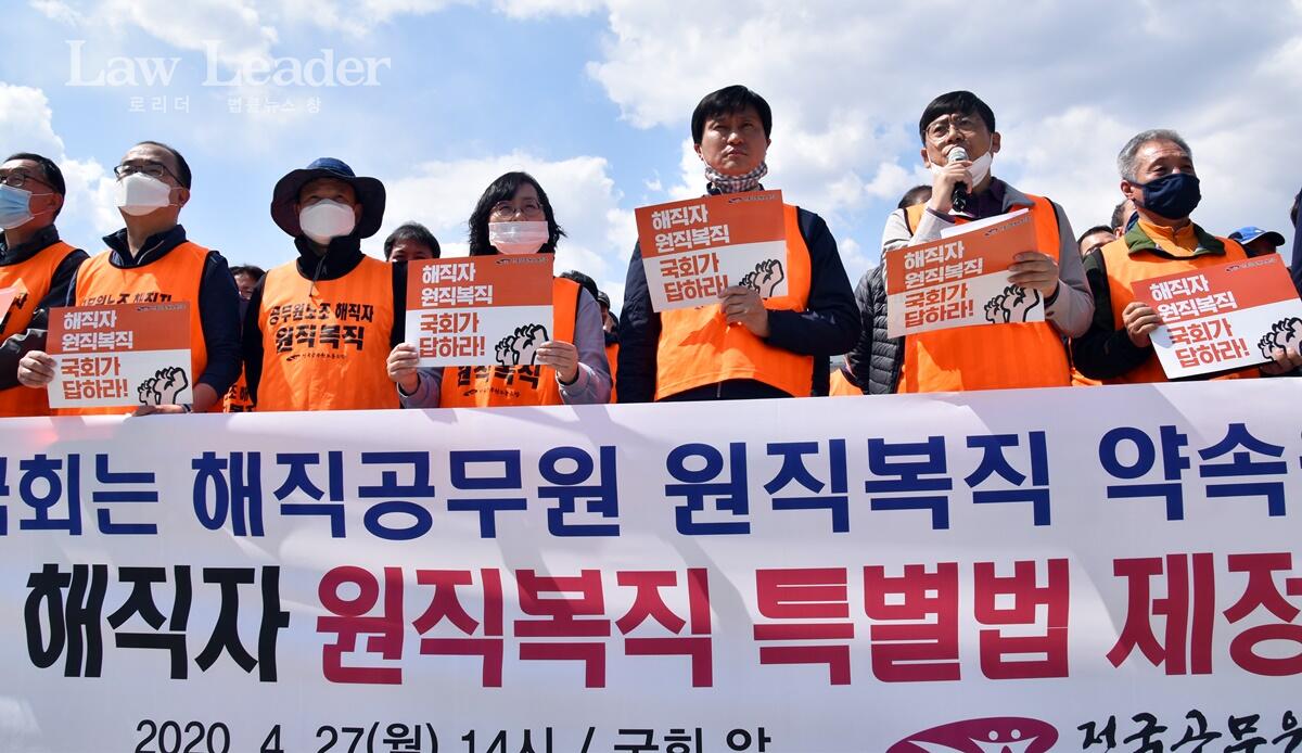 투쟁사 하는 라일하 희생자원상회복투쟁위원장, 김갑수 부산권역 회복투 위원장