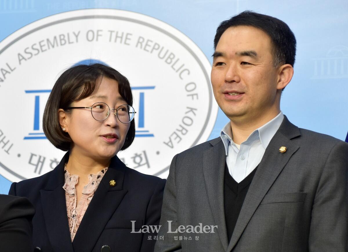 기자회견에 선 추혜선 정의당 의원과 채이배 민생당 의원