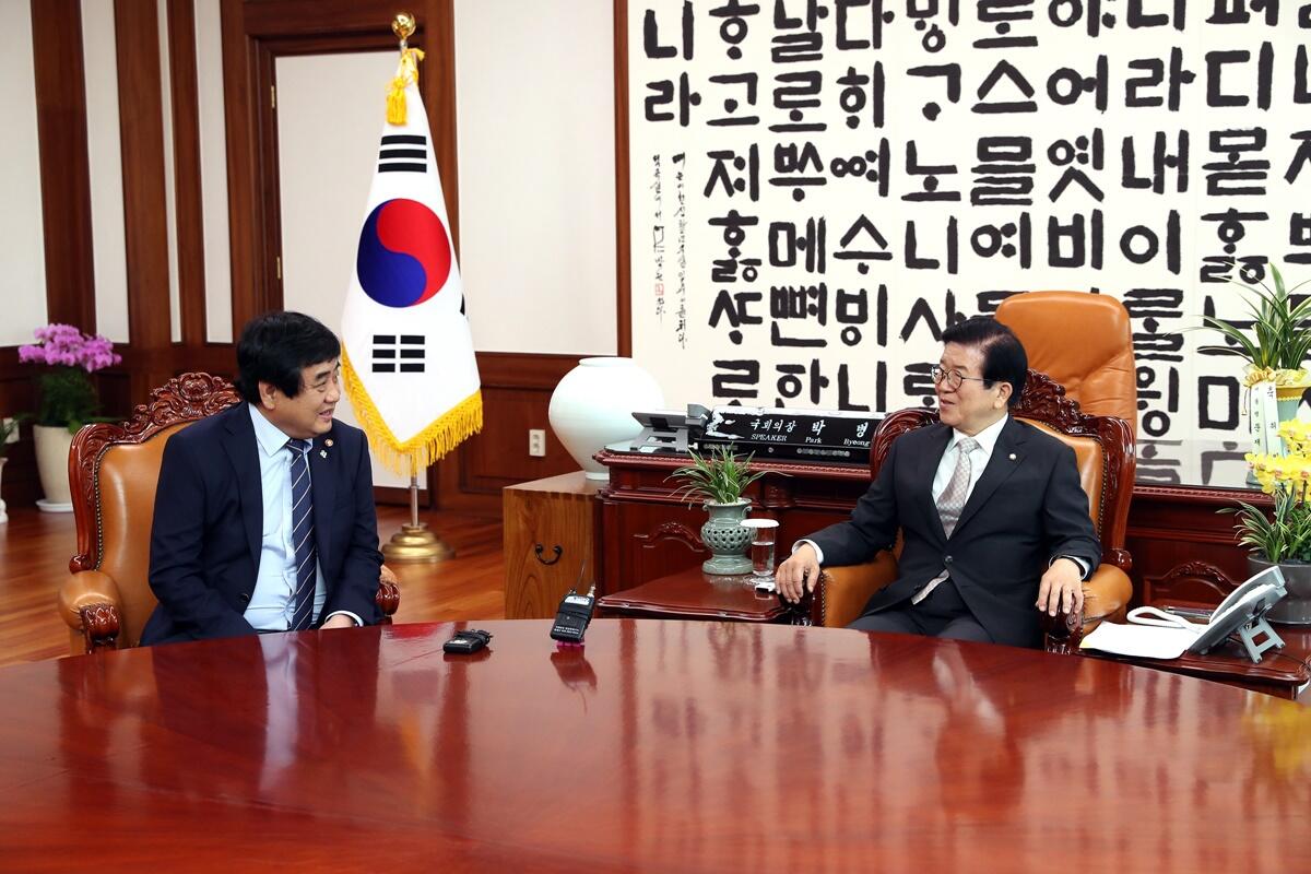 환담 나누는 한상혁 방통위원장과 박병석 국회의장 / 사진=국회