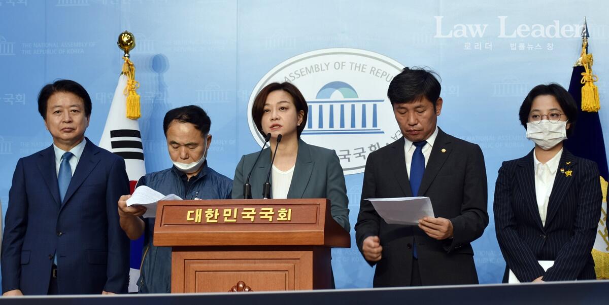 민변 사무총장 조수진 변호사가 기자회견을 낭독하고 있다.