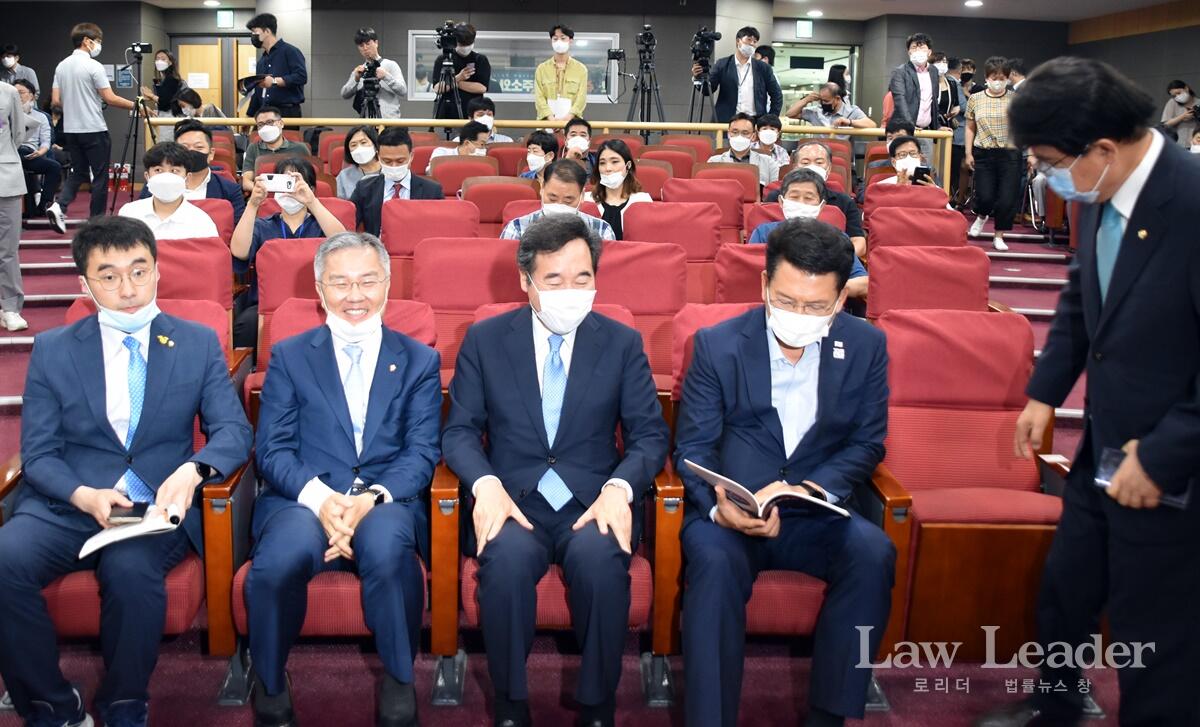귀빈석 앉은 김남국 의원, 최강욱 대표, 이낙연 의원, 송영길 의원 그리고 황운하 의원