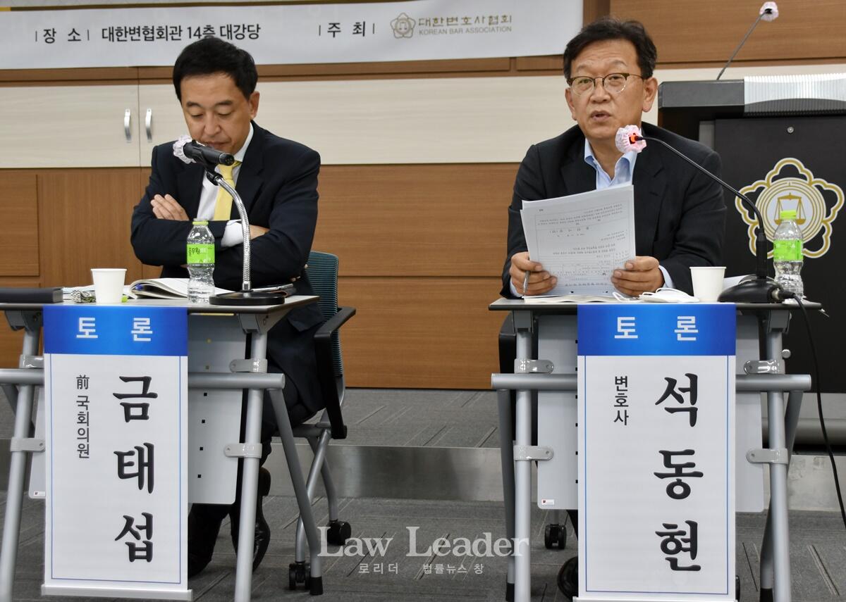 토론하는 석동현 변호사